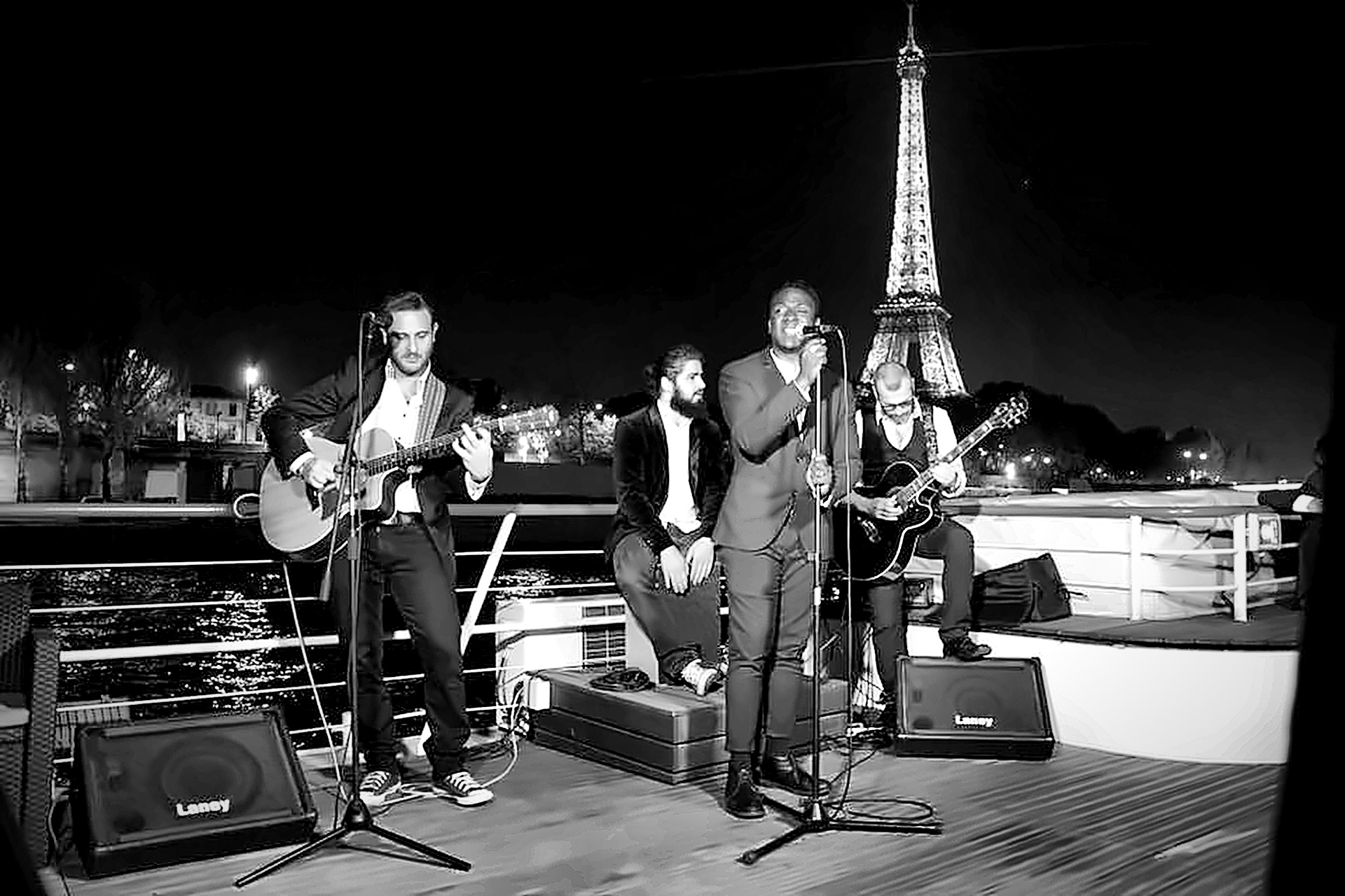 Le Band en configuration live, tour Eiffel en fond