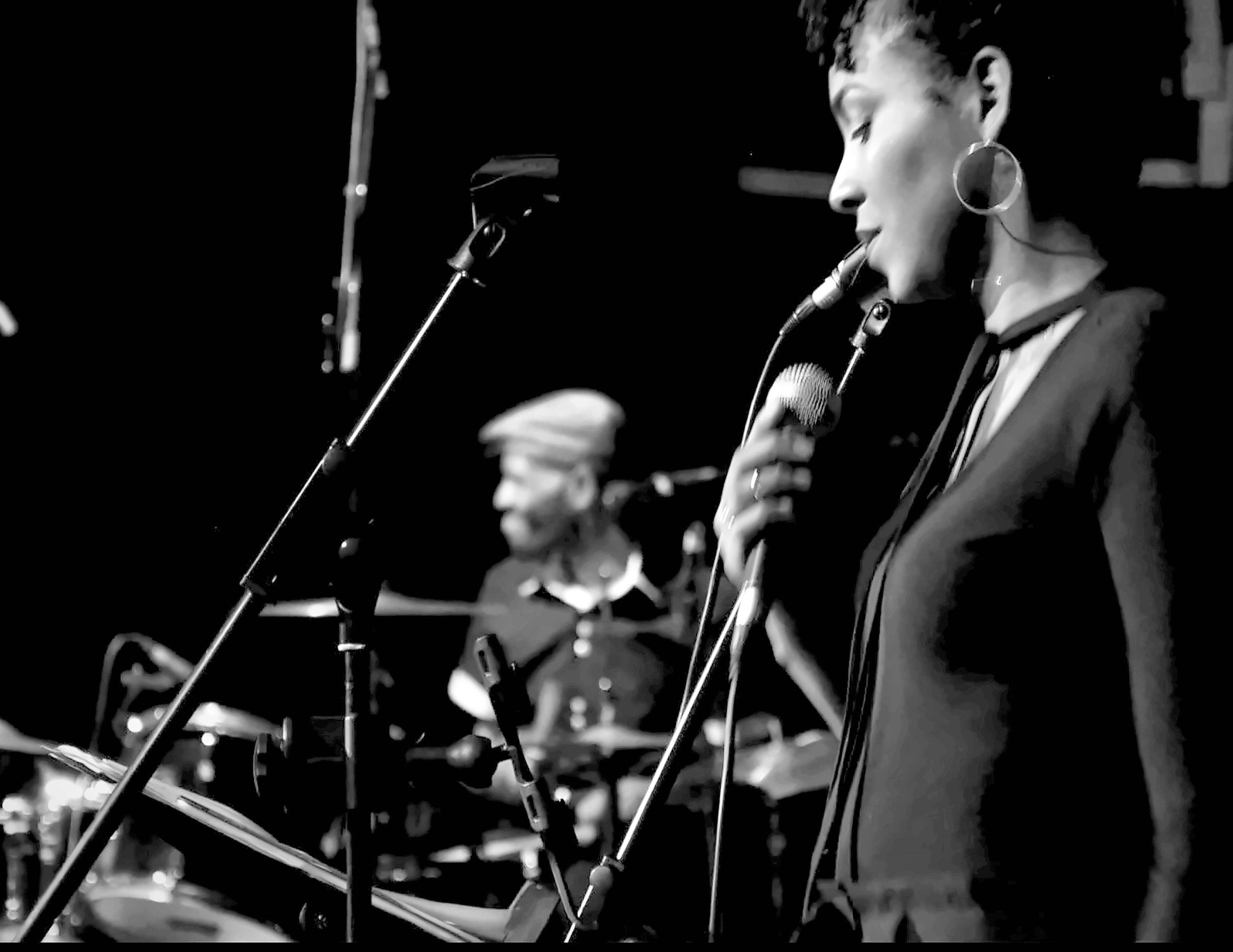 Chanteuse du Trio Caraïbe en configuration live